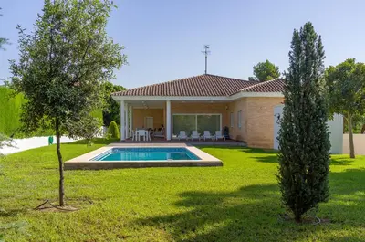 a house with a swimming pool in a yard at Casa Chalet Villa con piscina, jardín y aire acondicionado cerca de Valencia en La Eliana-L'Eliana in La Eliana