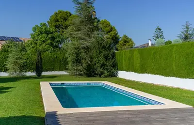a swimming pool in the middle of a yard at Casa Chalet Villa con piscina, jardín y aire acondicionado cerca de Valencia en La Eliana-L'Eliana in La Eliana
