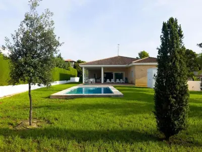 a house with a swimming pool in a yard at Casa Chalet Villa con piscina, jardín y aire acondicionado cerca de Valencia en La Eliana-L'Eliana in La Eliana