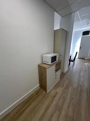 an empty room with a microwave on a wooden cabinet at Apartamento Valencia 17 in Paiporta