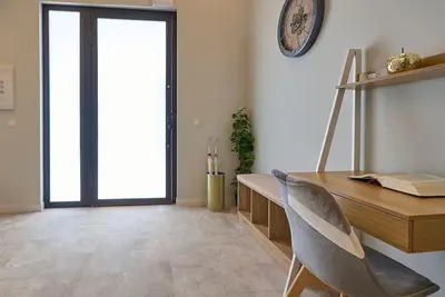a office with a desk and a chair and a clock at Buenos Aires Blues in Valencia
