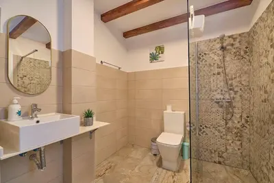 a bathroom with a toilet and a sink and a shower at Buenos Aires Blues in Valencia