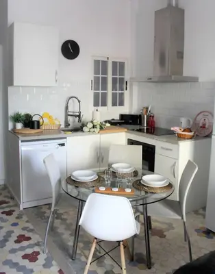 a kitchen with a table and chairs in a kitchen at Piso Cerca Universidades y de la Playa in Valencia
