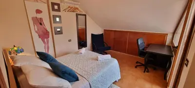 a small room with a bed and a desk at Casa en la playa in Sagunto