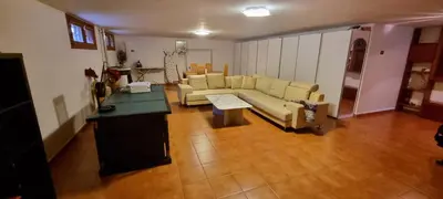 a living room with a couch and a table at Casa en la playa in Sagunto