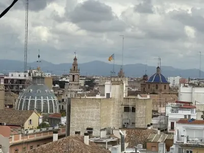 a view of a city with buildings and a flag at Alojamiento Temporal para Familias, Turismo, Estudiantes y Trabajo 