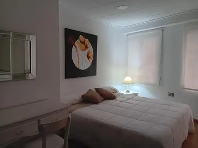 a bedroom with a bed and a desk and a window at Alojamiento Temporal para Familias, Turismo, Estudiantes y Trabajo 