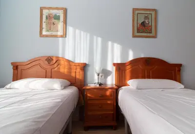 two beds sitting next to each other in a bedroom at Global Vacacional, Piso práctico, con terraza y piscina en la playa de Canet in Canet de Berenguer