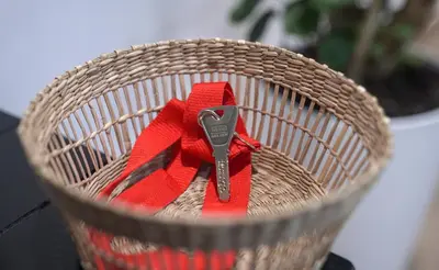 a basket with a red bow and a pair of scissors at Espectacular Loft Piscina y Terraza - Roig Arena - Las Ciencias - Ruzafa - Valencia Centro in Valencia