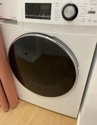 a white microwave oven sitting on top of a counter at RIZADA RUZAFA in Valencia