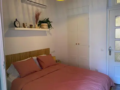 a bedroom with a bed with a orange blanket at Hermoso flat de playa in Valencia