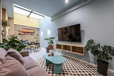 a living room with a couch and a flat screen tv at AmazINN Valencia Cabanyal 3B in Valencia