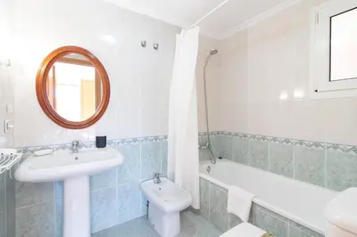 a bathroom with a sink and a toilet and a tub at Global Vacacional, Apartamento de 3 dormitorios y terraza en la playa de Canet in Canet de Berenguer