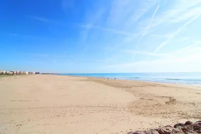 a view of the beach on a sunny day at Global Vacacional, Práctico apartamento muy cerca del mar en Puerto Sagunto in Puerto de Sagunto