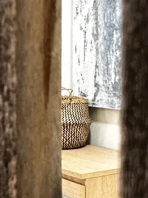 a wicker basket sitting on a window sill at apartamento muy próximo a Valencia in Burjasot