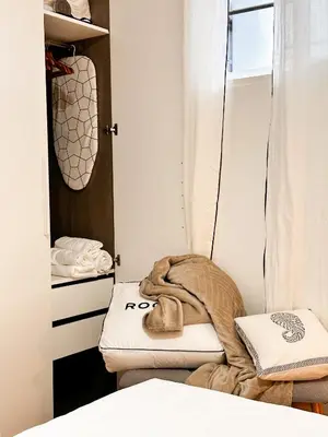 a room with a bed and some folded blankets at apartamento muy próximo a Valencia in Burjasot