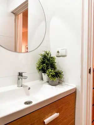 a bathroom with a sink and a mirror at apartamento muy próximo a Valencia in Burjasot