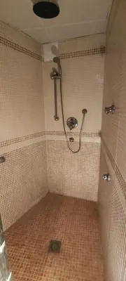 a shower in a bathroom with a tiled wall at Alto Oasis in Siete Aguas
