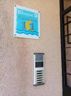 a sign on the side of a wall with a radio at Almar Collection Cullera Bahía Park in Cullera