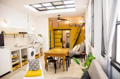 a living room with a table and a kitchen at lifecoliving valencia loft BR in Valencia