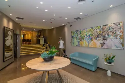a lobby with a table and a painting on the wall at SH Colón Valencia in Valencia