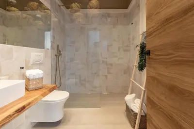 a bathroom with a toilet and a sink at Apartamento con piscina y terraza in Valencia