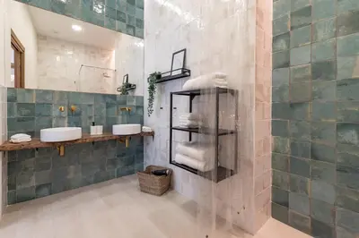 a bathroom with two sinks and two mirrors at Apartamento con piscina y terraza in Valencia