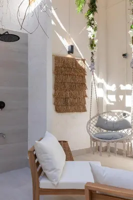 a room with a swing and a chair at Apartamento con piscina y terraza in Valencia
