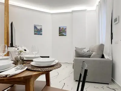 a dining room with a table and a chair at Apartamento en la Gran Manzana in Valencia