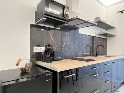 a kitchen with a sink and a microwave at Apartamento en la Gran Manzana in Valencia