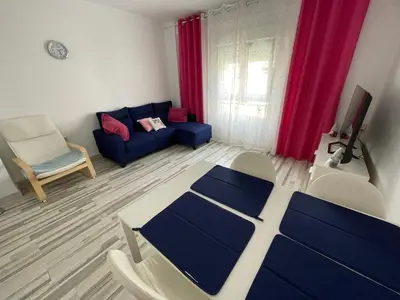 a small white room with a desk and a door at Piso tranquilo y luminoso en Valencia in Valencia