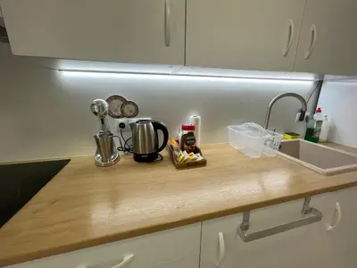 a kitchen counter top with a sink and a counter top at Piso tranquilo y luminoso en Valencia in Valencia