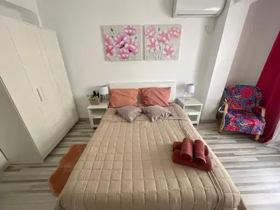 a kitchen with white cabinets and a sink at Piso tranquilo y luminoso en Valencia in Valencia