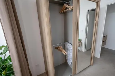 a mirror in a room with a closet at Increíble Loft junto a la ciudad de las ciencias in Valencia