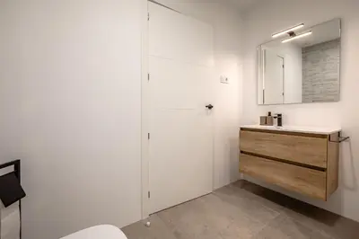 a white bathroom with a sink and a mirror at Increíble Loft junto a la ciudad de las ciencias in Valencia