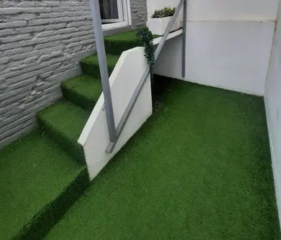 a stairway with green grass next to a building at Bonito Alojamiento F in Valencia