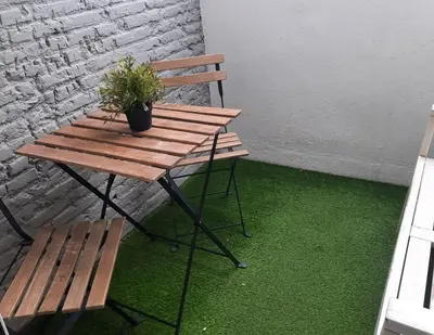 a wooden picnic table with a potted plant on it at Bonito Alojamiento F in Valencia