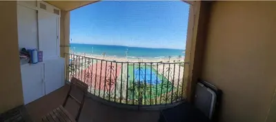 a room with a balcony with a view of the ocean at Apartamento primerísima línea in Port Saplaya