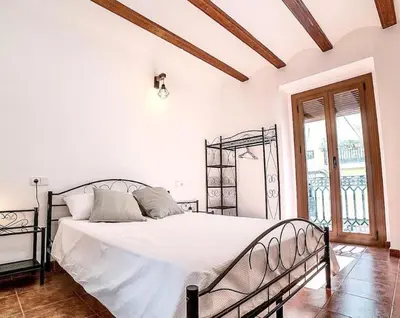 a white bedroom with a large bed in a room at Apartamento con Terraza cerca de la Estación del Nord in Valencia