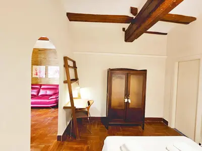 a room with a wooden door and a chair at Bello apartamento cerca de la Plaza Redonda in Valencia