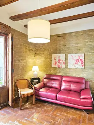 a red leather couch in a living room at Bello apartamento cerca de la Plaza Redonda in Valencia