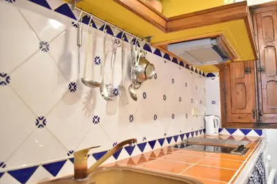 a kitchen with blue and white tiles on the wall at Bello apartamento cerca de la Plaza Redonda in Valencia