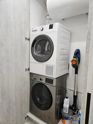 a washer and dryer in a small room at Habitación céntrica de Lujo Gv 6 in Valencia