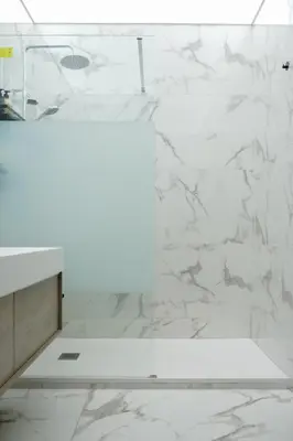 a bathroom with white marble walls and a sink at Habitación céntrica de Lujo Gv 6 in Valencia