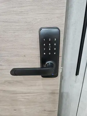 a black door handle on a kitchen cabinet at Habitación céntrica de Lujo Gv 1 in Valencia