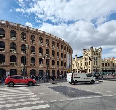 a busy city street with cars and a building at Habitación céntrica de Lujo Gv 1 in Valencia