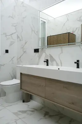a bathroom with a sink and a toilet and a mirror at Habitación céntrica de Lujo Gv 3 in Valencia