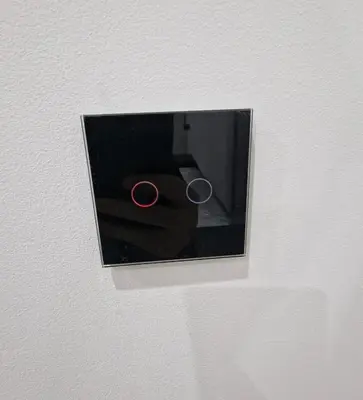 a hole in a wall with two rings in it at Habitación céntrica de Lujo Gv 2 in Valencia