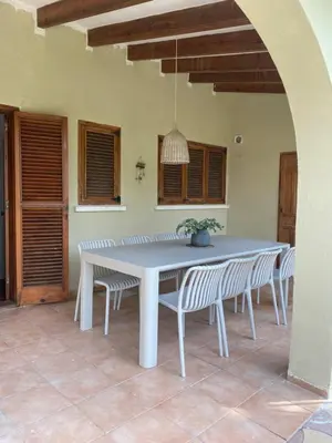 a white table and chairs in a room at La casa de bega de mar in Sueca