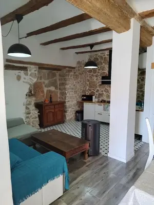 a living room with a couch and a table at kats chulilla in Chulilla